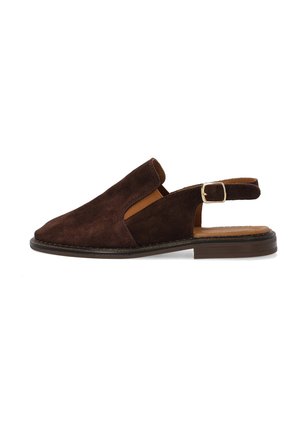 Brązowy płaski sandał typu slingback zamszowy z ostrym noskiem, wycięciem z boku, złotym paskiem z klamrą i niskim, ułożonym obcasem na białym tle.