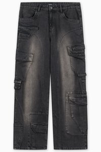 Pantalones cargo de mezclilla negra con múltiples bolsillos, una textura ligeramente deslavada y diseños de costura únicos a lo largo de las costuras.