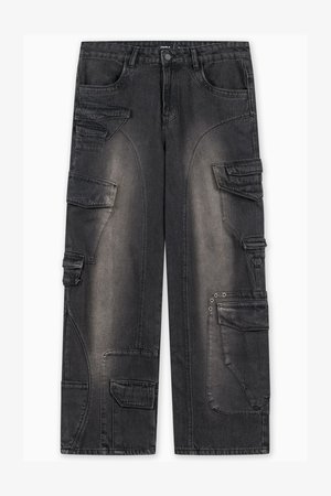 Pantalons cargo en denim noir avec plusieurs poches, une texture légèrement délavée et des designs cousus uniques le long des coutures.