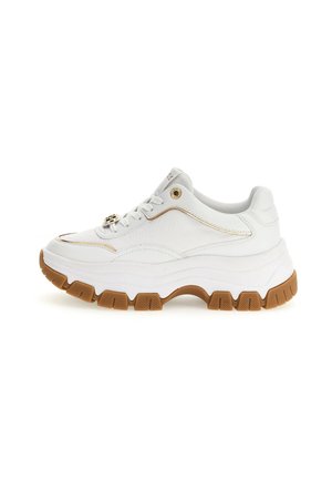 Weißer klobiger Sneaker mit dicker brauner Profilsohle, Schnürung vorne und dezenten goldenen Details rund um die Oberseite und Ösen.