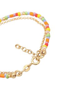 Bracelet coloré en perles composé de perles en plastique et en verre dans des teintes d'orange, de jaune, de vert et de rose, associé à une chaîne et un fermoir dorés.