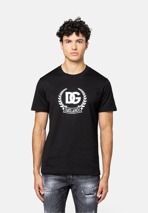 Zwarte katoenen t-shirt met een wit logo met lauwerkrans en de tekst "MILANO", korte mouwen en een ronde hals.