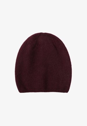 Měkká, tmavě burgundská pletená čepice s rounded vrchem a žebrovaným okrajem, vystavená na bílem pozadí.