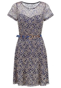 Robe en dentelle marine avec un motif floral, des manches courtes et une taille cintrée avec une ceinture bleue en accent. Tissu léger et texturé.