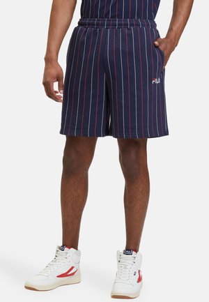 Shorts a righe blu marine con vita elastica; dotati di tasche laterali e un piccolo logo FILA bianco a sinistra. Abbinali a sneakers bianche.