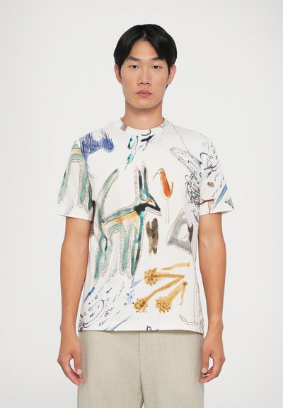 Tricou din bumbac alb, cu mânecă scurtă și guler rotund, având imprimeuri abstracte multicolore cu animale și plante în nuanțe de albastru, verde și maro.