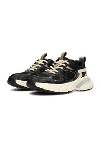 Scarpe sportive nere e crema con tomaia in rete, dettagli testurizzati, lacci crema e una suola in gomma spessa con motivi antiscivolo.