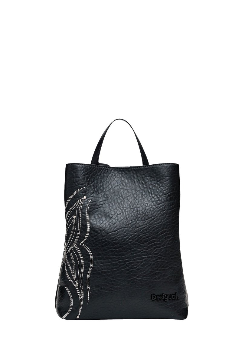 Schwarze Leder-Tote mit strukturiertem Oberflächen, verziert mit gestickten silbernen Designs und einem kleinen Logo auf der Vorderseite. Zwei Griffe oben zum Tragen.