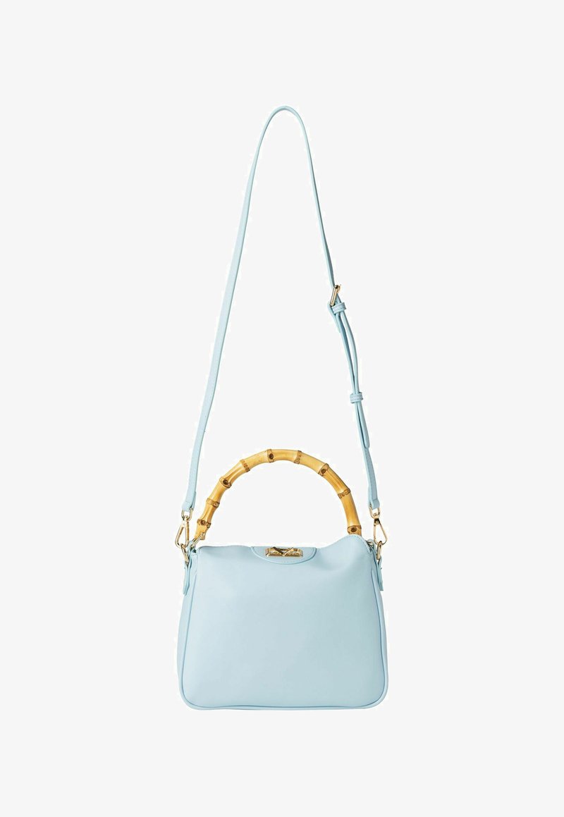 Sac à main en cuir bleu clair avec une poignée en bambou, une bandoulière réglable et des détails en métal doré. Texture lisse, forme structurée.
