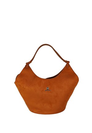 Borsa in morbido camoscio marrone con una tracolla singola e targhetta del logo in argento centrata sul davanti, su sfondo bianco.
