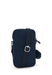 Borsa a tracolla rettangolare blu navy in tessuto, con chiusura a zip, tracolla texturizzata e un accessorio pom-pom morbido.