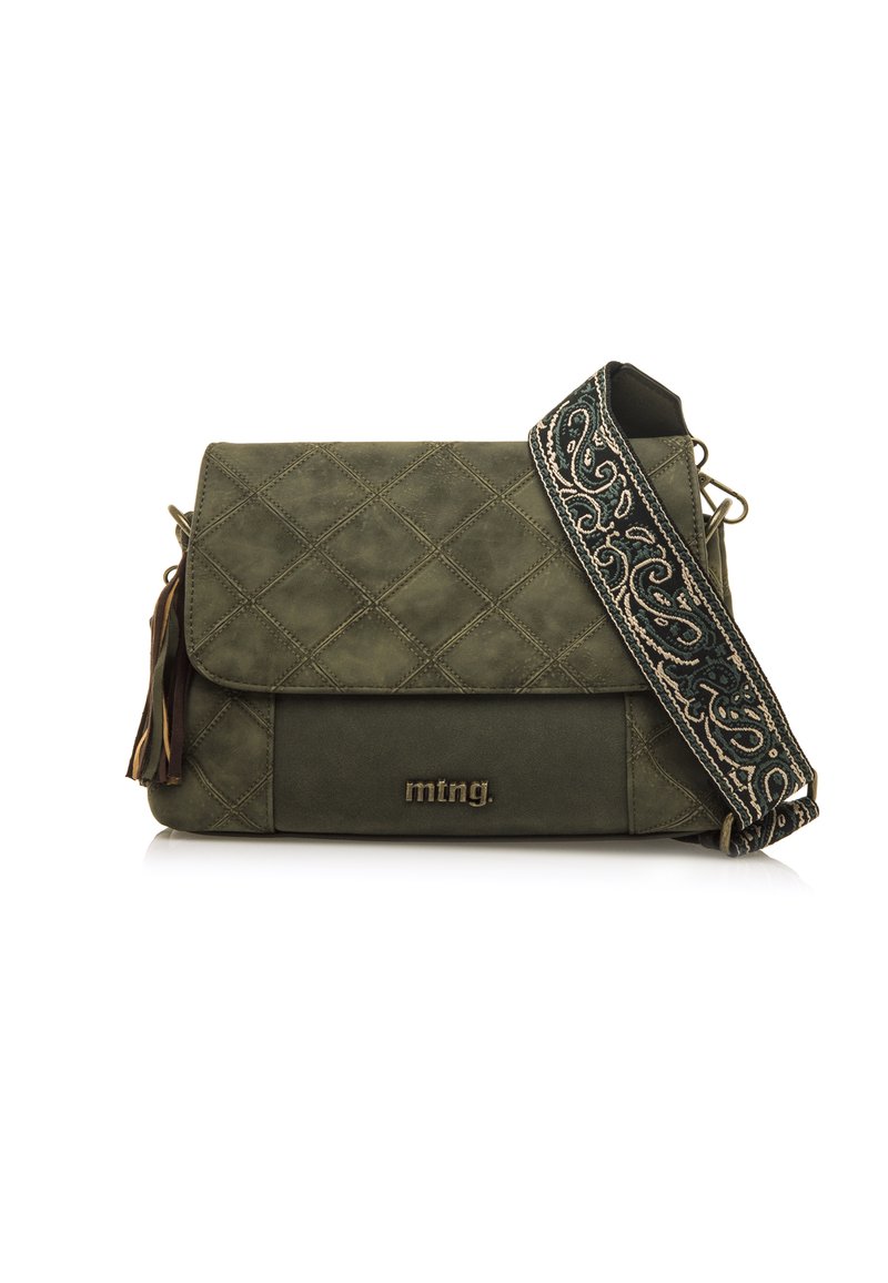 Bolsa de cuero sintético verde oliva con diseño acolchado, cierre de solapa magnética, detalle de borlas y correa decorativa con estampado. Logotipo de la marca visible.