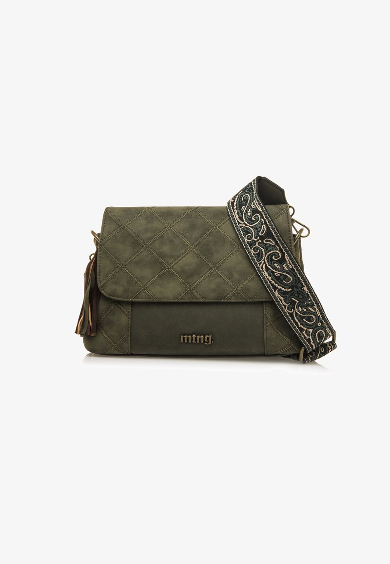 Bolsa de cuero sintético verde oliva con diseño acolchado, cierre de solapa magnética, detalle de borlas y correa decorativa con estampado. Logotipo de la marca visible.