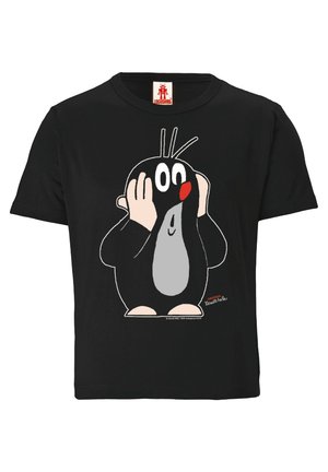 T-shirt noir avec une taupe de dessin animé tenant son visage, avec des yeux blancs, un ventre gris, un nez rouge et des mains roses.