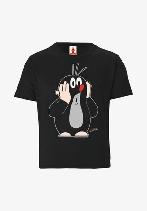 T-shirt noir avec une taupe de dessin animé tenant son visage, avec des yeux blancs, un ventre gris, un nez rouge et des mains roses.