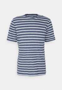 Pruhované tričko s námořnickými modrými a bílými vodorovnými pruhy, vyrobené z jemného materiálu, s kulatým výstřihem a krátkými rukávy.