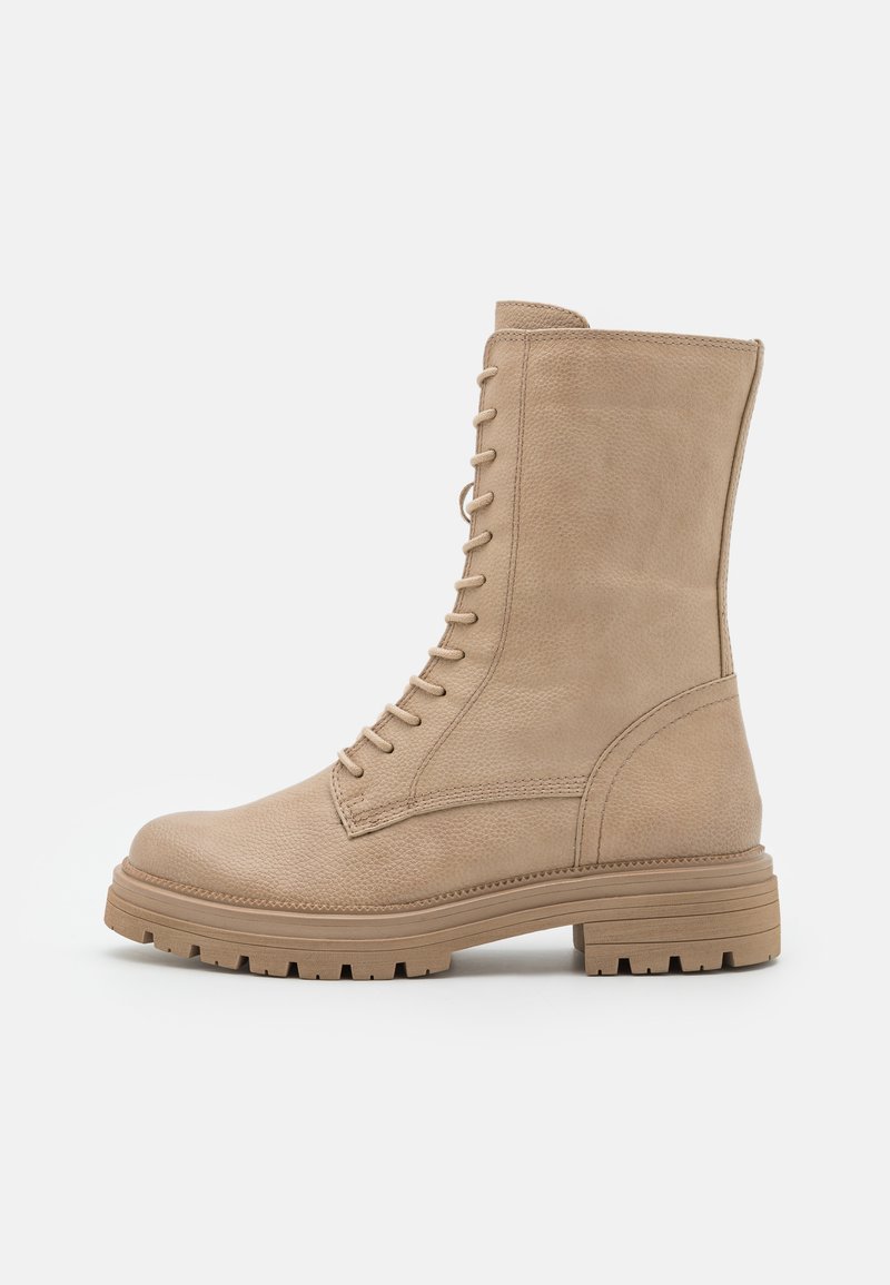 Beige Leder-Stiefelette mit strukturiertem Finish, ausgestattet mit einer Schnürung und einer robusten Gummisohle für besseren Halt.