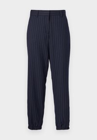 Pantaloni navy a righe con polsini elasticizzati, design sartoriale, pieghe frontali e tasche laterali, realizzati in tessuto leggero.