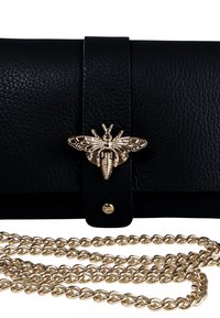Zwarte leren clutch met een gestructureerde afwerking, voorzien van een gouden bijversiering en een gouden schouderriem. Druksluiting aan de voorkant.