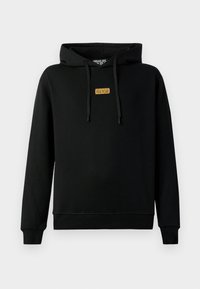 Sweatshirt preto de manga longa com bolso frontal, cordões ajustáveis e um pequeno emblema dourado "Versace Jeans Couture" no peito.