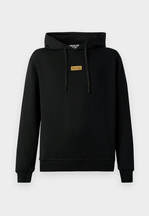 Črn dolg rokav hoodie s sprednjim žepom, nastavljivimi vrvicami in majhnim zlatim logotipom "Versace Jeans Couture" na prsih.