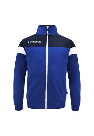 Blaues Sportjackett mit marineblauen Schultern, weißen Akzenten, hohem Kragen, durchgehendem Reißverschluss und "LEGEA"-Logo auf der oberen linken Brust. Glatte Oberfläche.