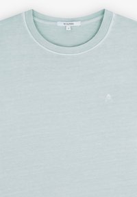Lyseblå crew-neck t-shirt lavet af blødt bomuld med et lille hvidt logo på brystet. Flad tekstur med et afslappet, simpelt design.