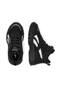 Czarne trampki z teksturowaną cholewką, białymi akcentami, wyściełanym kołnierzem i wzmocnionymi gumowymi podeszwami. Sznurówki mają odblaskowy wzór.