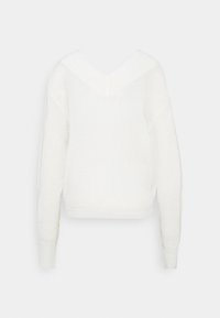 Pull blanc en maille avec manches longues et large col en V, vu de dos sur un fond uni.