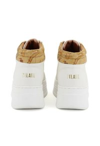 Sneaker alte in pelle bianca con un colletto in tessuto testurizzato a motivo mappa color tan. Logo in oro stampato sul retro, suola spessa bianca.