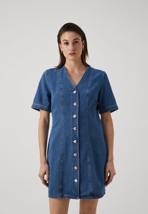 ONLKARLA V NECK DRESS - Džinsa auduma kleita - medium blue denim