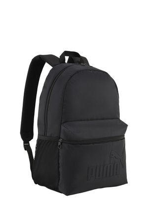 Schwarzer Puma-Rucksack mit vorderer Reißverschlusstasche, Netzseitentaschen, gepolsterten Schulterriemen und einem oberen Tragegriff.