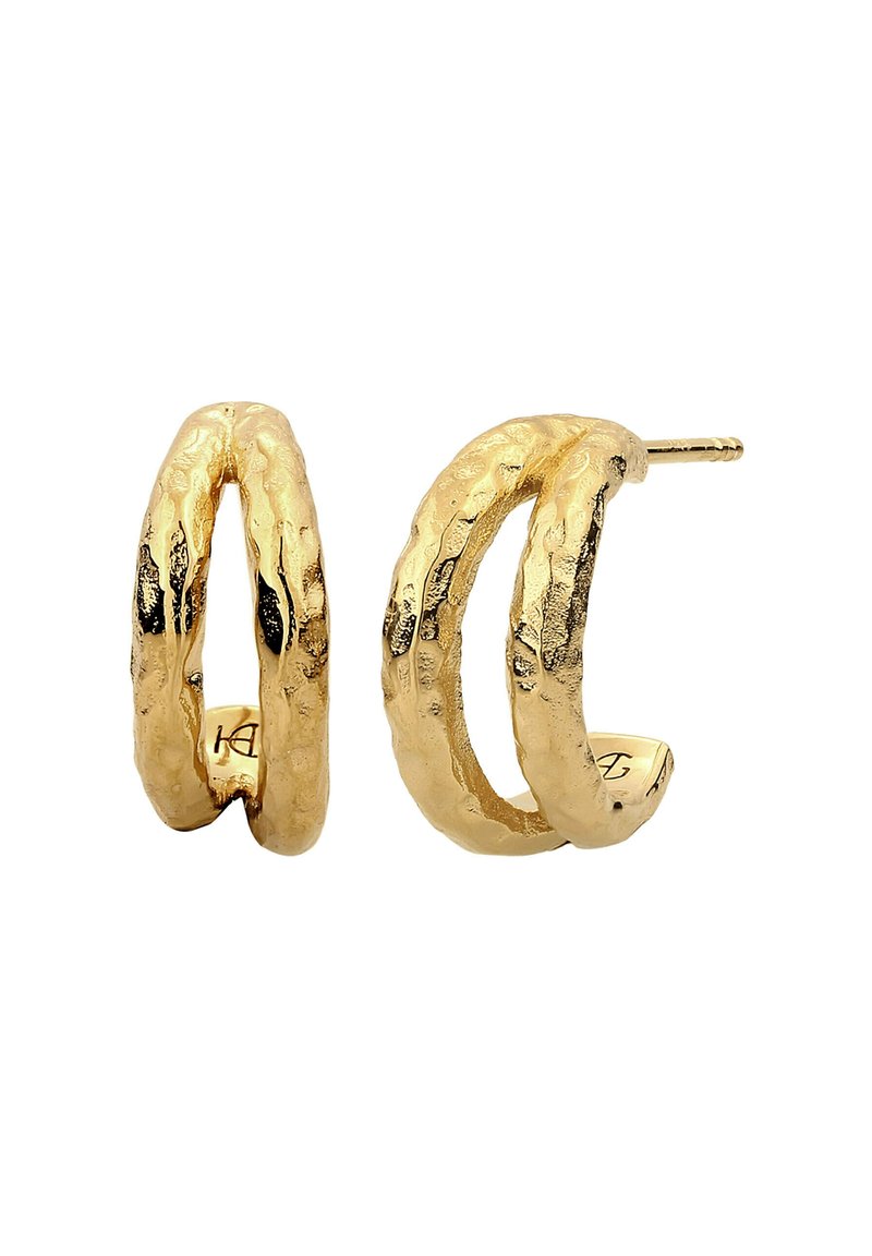 Guld hoops øreringe med en hamret tekstur og en snoet design. Øreringene er lette, med en poleret glans og subtil detaljer.