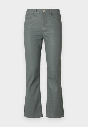 Vaqueros de denim gris acampanados con bolsillos delanteros, cierre de botón y ligero brillo. Textura suave con detalles de costura en contraste.