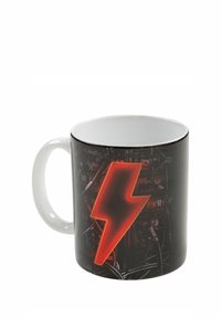 Tazza in ceramica con un esterno nero lucido caratterizzata da un grande design a forma di fulmine rosso. Interno e manico bianchi, forma cilindrica.