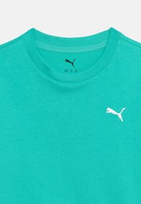 Τυρκουάζ T-shirt με στρογγυλή λαιμόκοψη και κεντημένο λογότυπο Puma στο αριστερό στήθος, καθ ώς και εκτυπωμένη ετικέτα μεγέθους μέσα στο γιακά.