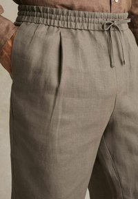 Reiss Pantaloni scurți - mushroom brown