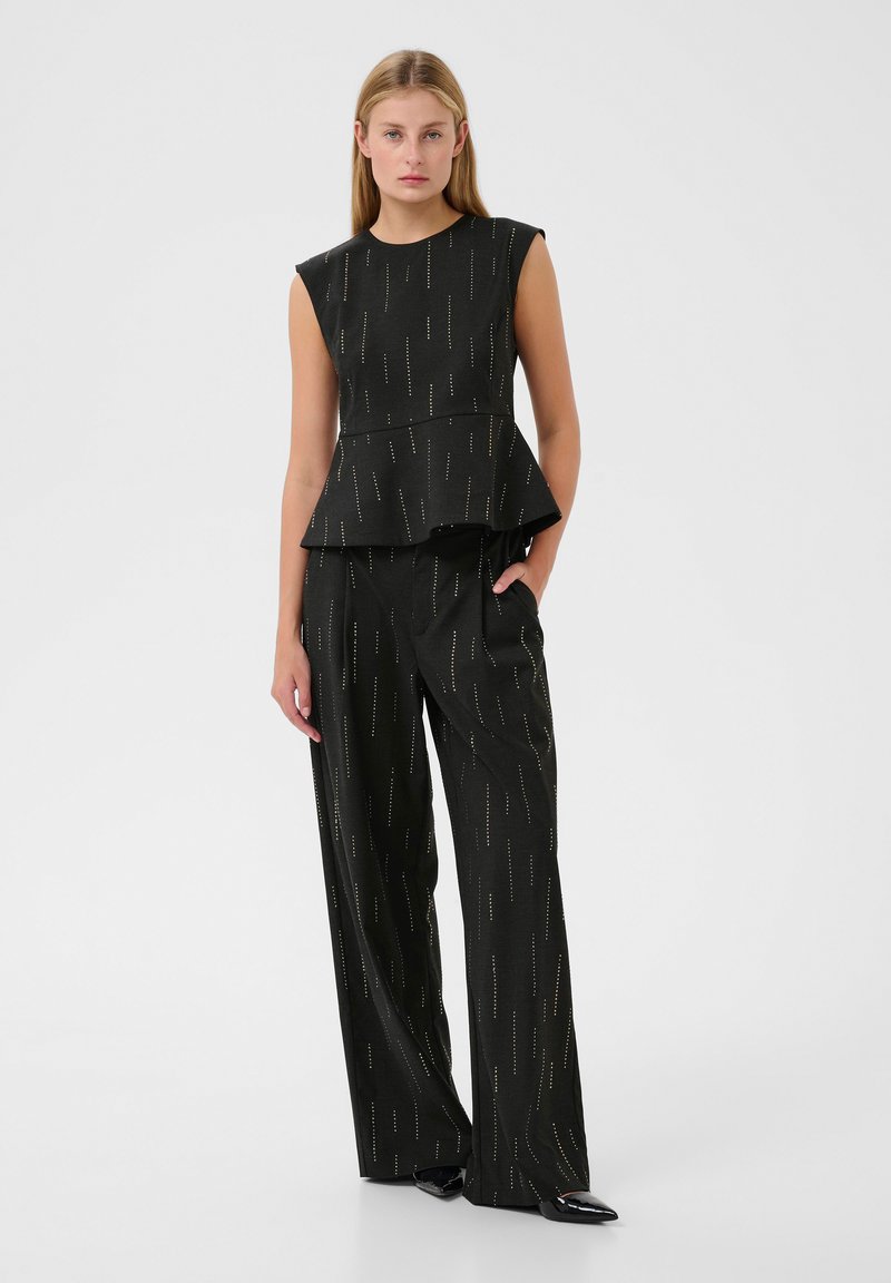 Conjunto de top peplum negro y pantalones de pierna ancha con patrones verticales en acentos metálicos, hecho de tela texturizada y ajuste entallado.