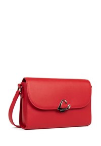 Borsa a tracolla rossa in pelle con finitura texturizzata, chiusura a pattina e un clasp a forma di cuore in argento. Dotata di una tracolla removibile.