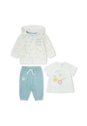 Sudadera con capucha blanca con flores y cremallera, pantalones azul claro con cordón y camiseta blanca de manga corta con "Just Be You" y diseños de flores.