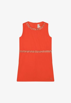 Ärmelloses, helloranges Kleid mit silbernen Kettendetails am Ausschnitt und an der Taille, mit Fronttaschen und kleinem Logo nahe dem Saum.
