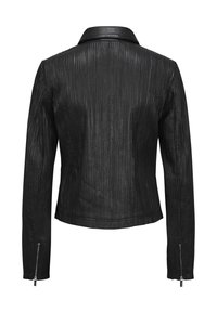 Schwarze Lederjacke mit vertikaler gerippter Textur, mit Kragen und Reißverschlüssen an den Ärmeln. Sie hat eine taillierte Silhouette und eine glatte Oberfläche.
