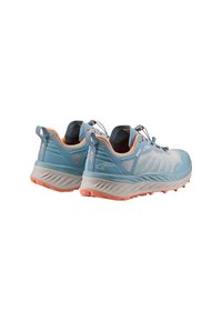 Scarpe da corsa blu con accenti arancioni, tomaia in rete testurizzata, design leggero e suola con trazione e tacchetti multi direzionali.