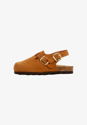 Brauner Wildlederpantolette mit zwei verstellbaren goldenen Schnallen, Korkfußbett und Gummisohle. Offenes Fersen-Design für einfaches An- und Ausziehen.