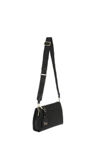 Bolso de cuero negro con una forma estructurada, herrajes dorados y una correa ajustable con un patrón de logo. Cierre de cremallera y etiqueta con el logo.