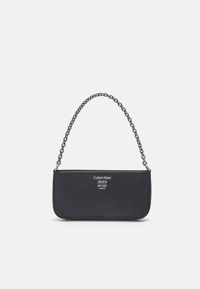 Zwart leren clutch tas met een gladde textuur, voorzien van een zilveren kettingriem en witte Calvin Klein Jeans branding aan de voorkant.