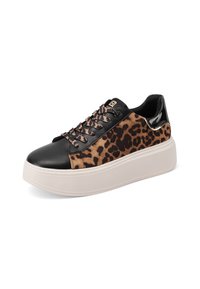 Sneaker platform con punta nera, fianchi in stampa leopardata, lacci abbinati in stampa leopardata, tacco nero lucido e suola bianca spessa.