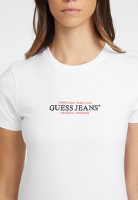 Guess Jeans VESTIBILITÀ SLIM AMERICAN TRADITION - Camiseta estampada - bianco