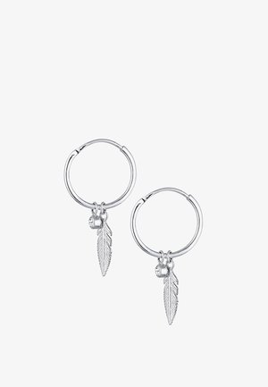Silberne Creolen mit einem texturierten Federanhänger und einem kleinen runden Akzent. Das gesamte Design ist kreisförmig mit einer glänzenden Oberfläche.