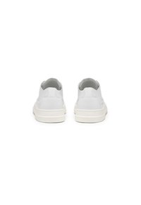 Sneakers in pelle bianca con finitura liscia, punta tonda, profilo basso e suola in gomma bianca a contrasto. Design minimalista con cuciture sottili.